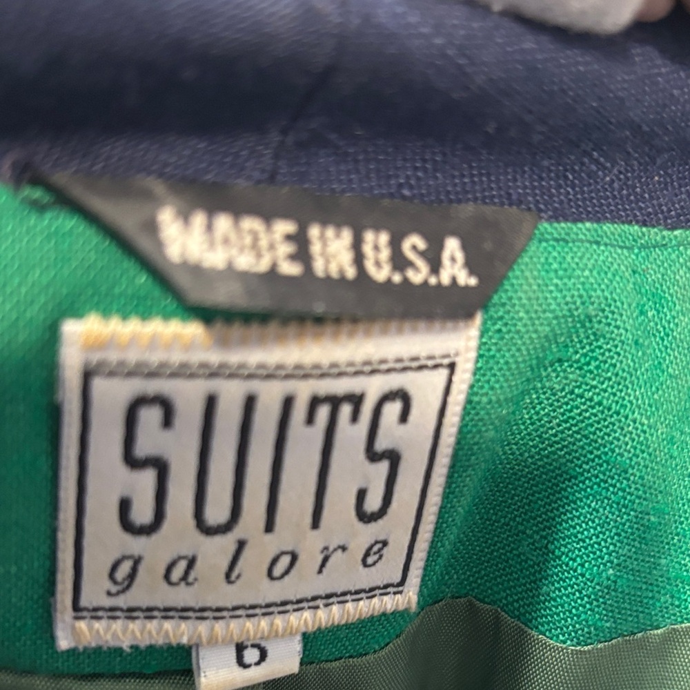 Stylish Green Blazer with Navy Accents - Picture 6 of 7